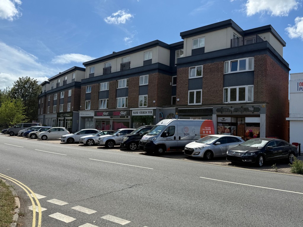 Lot: 75 - MULTIPLE UNIT COMMERCIAL INVESTMENT - View of the parade of shops from the southern end